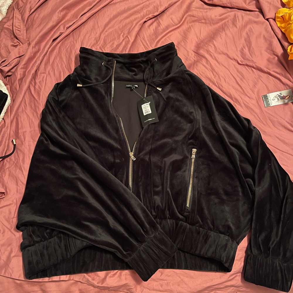 New with tags Fashion Nova 2 piece velour set!